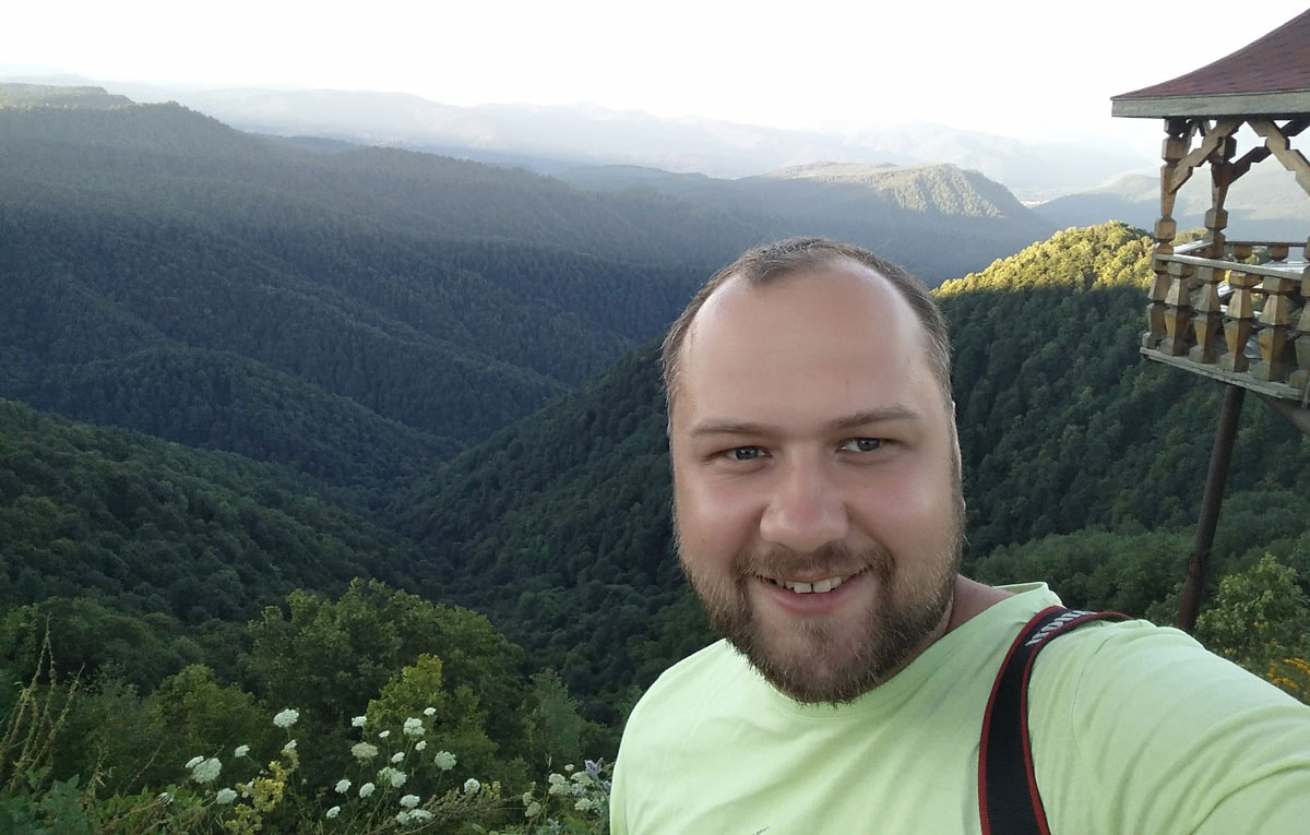 Юрий Лысюк на фоне гор Адыгеи